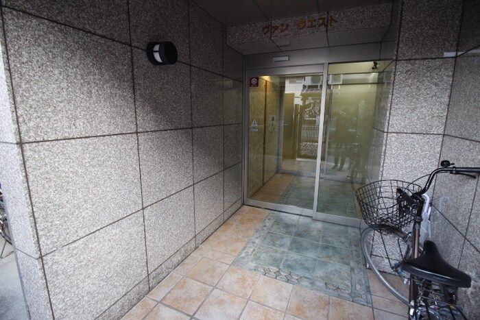 物件外観写真2　(エントランス部分)