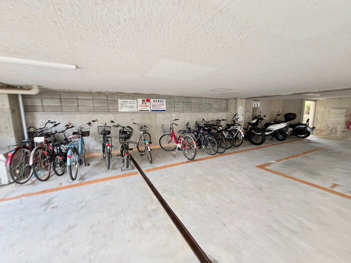 サンクリエート追分の駐輪場