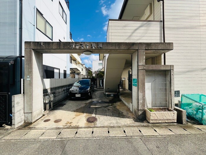 物件外観写真3　(エントランス部分)