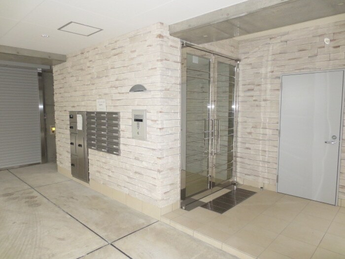 物件外観写真2　(エントランス部分)
