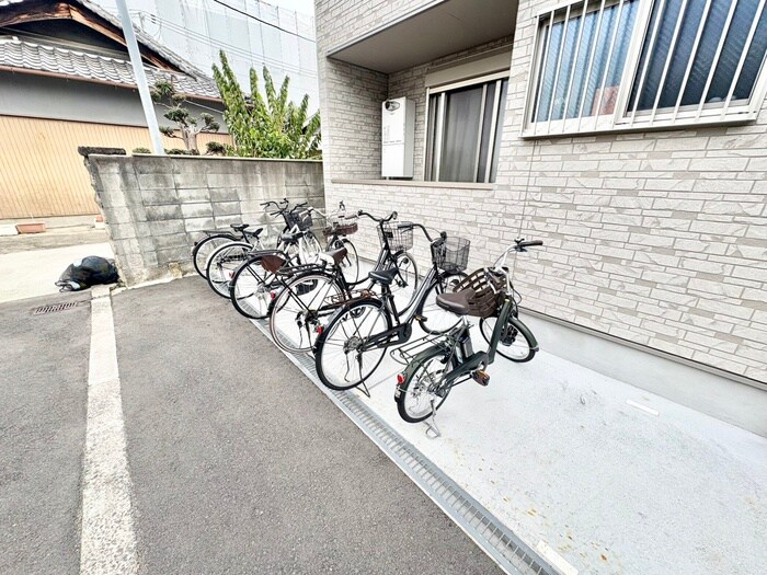 物件外観写真2　(駐輪場)
