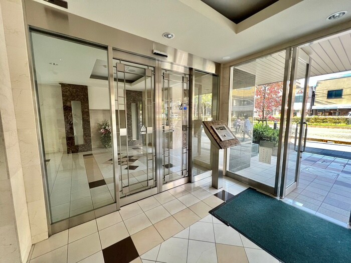 物件外観写真4　(エントランス部分)