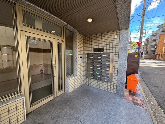 物件外観写真2　(エントランス部分)