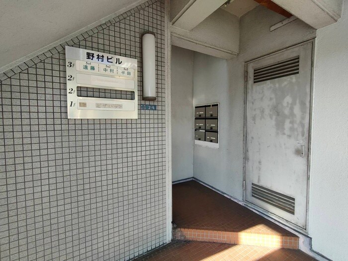 物件外観写真3　(エントランス部分)