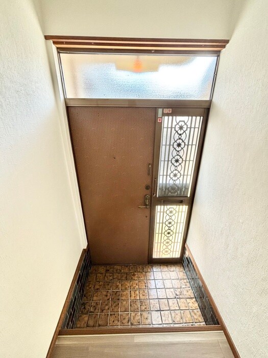 物件内観写真16　(玄関)