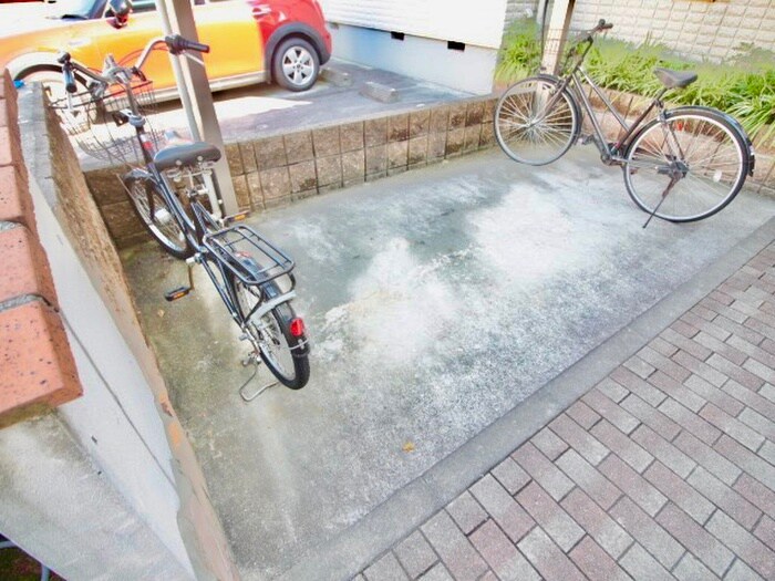物件外観写真5　(駐輪場)
