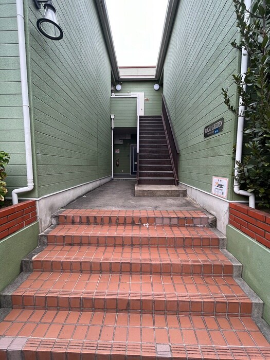 物件外観写真4　(エントランス部分)