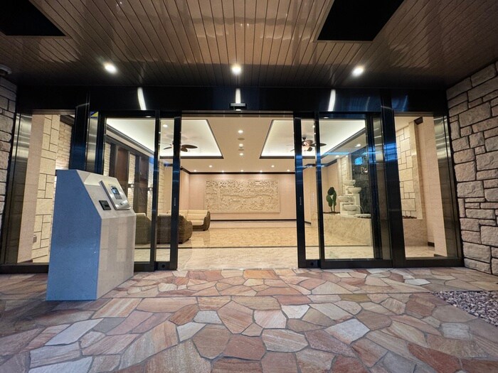 物件外観写真3　(エントランス部分)