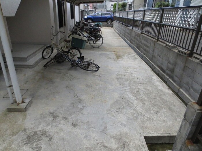 物件外観写真6　(バイク置き場)