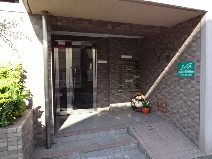 物件外観写真3　(エントランス部分)