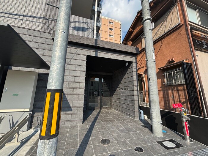 物件外観写真2　(エントランス部分)