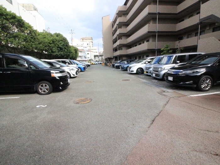 物件外観写真4　(駐車場)