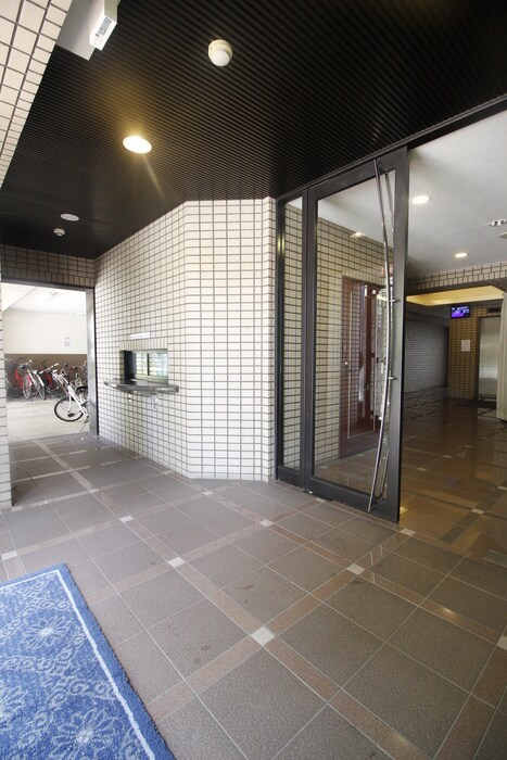 物件外観写真2　(エントランス部分)