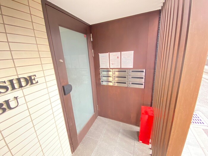 物件外観写真3　(エントランス部分)