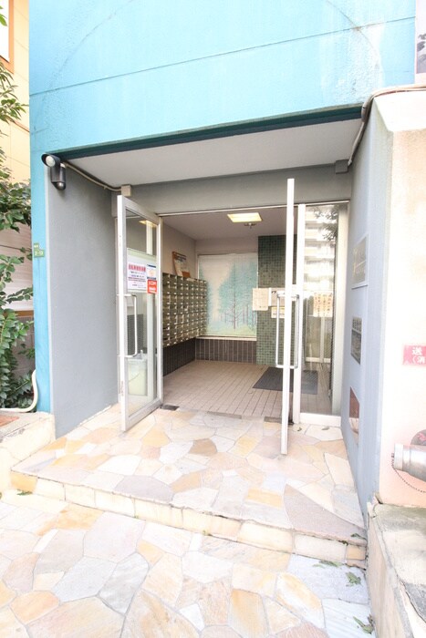 物件外観写真4　(エントランス部分)