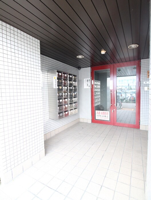 物件外観写真2　(エントランス部分)