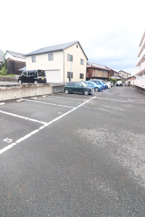 物件外観写真2　(駐車場)