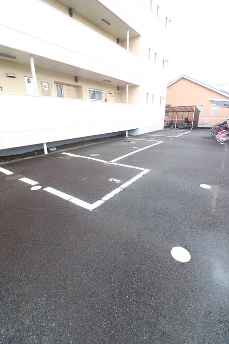 物件外観写真5　(駐車場)