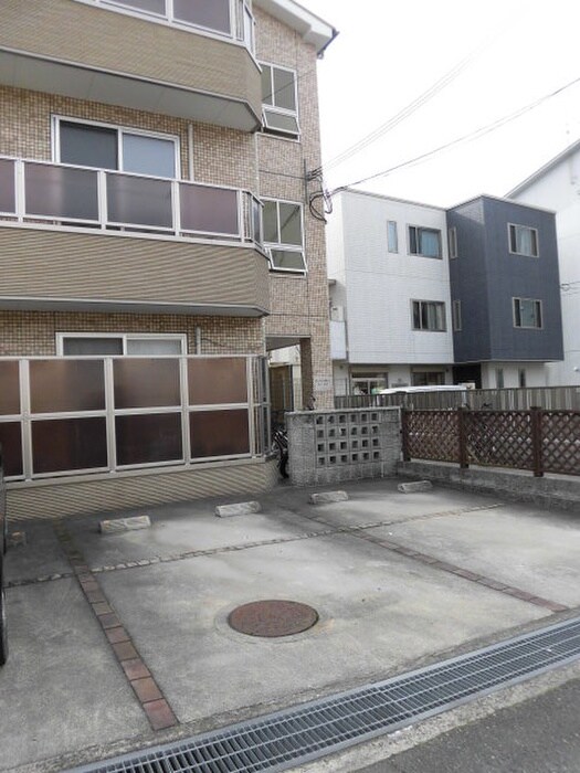 物件外観写真3　(駐車場)