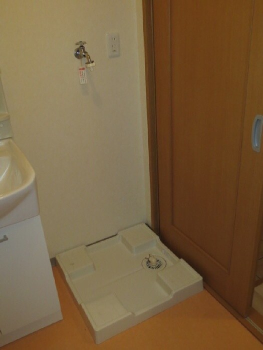 物件内観写真10　(洗濯機置場)