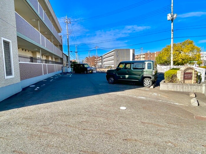物件外観写真4　(駐車場)