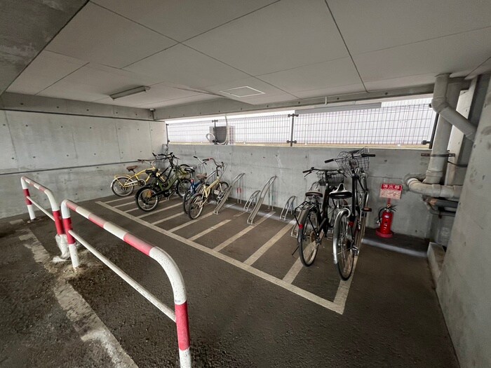 物件外観写真4　(駐輪場)