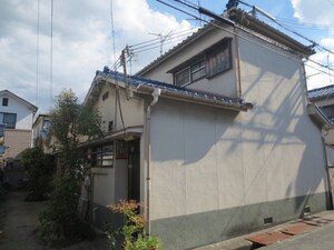 西村貸家　真中棟外観写真