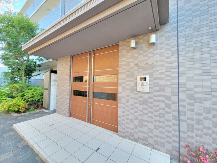 物件外観写真2　(エントランス部分)