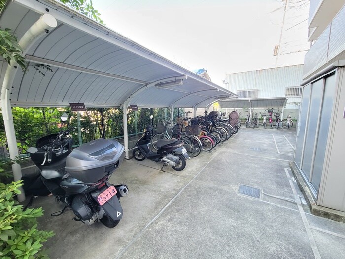 物件外観写真4　(駐輪場)