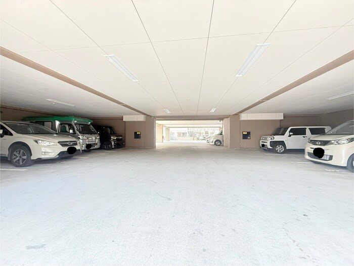 物件外観写真4　(駐車場)