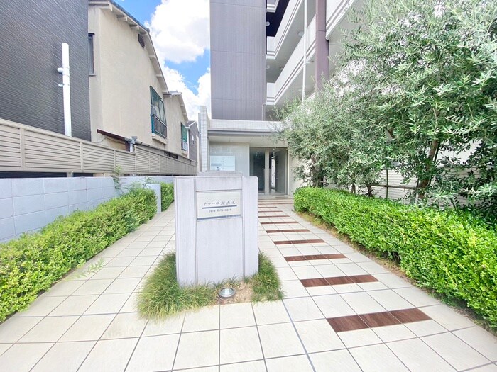 物件外観写真2　(エントランス部分)