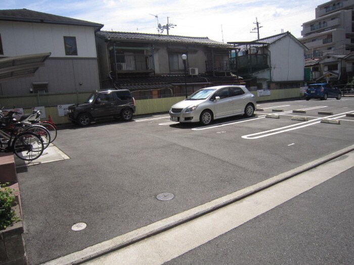 物件外観写真3　(駐車場)