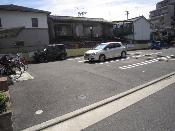 物件外観写真3　(駐車場)