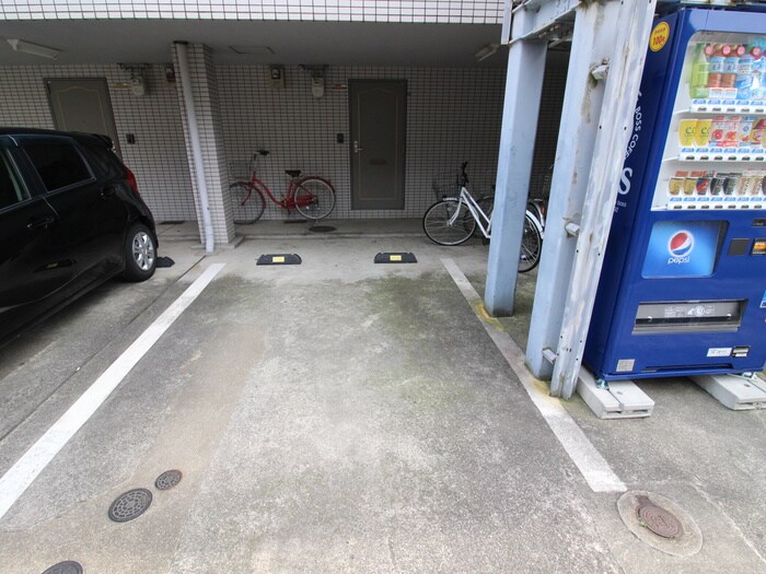 物件外観写真3　(駐車場)