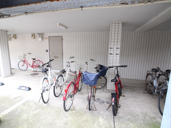 物件外観写真4　(駐輪場)