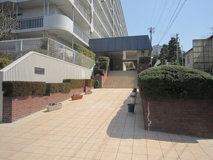 物件外観写真2　(エントランス部分)