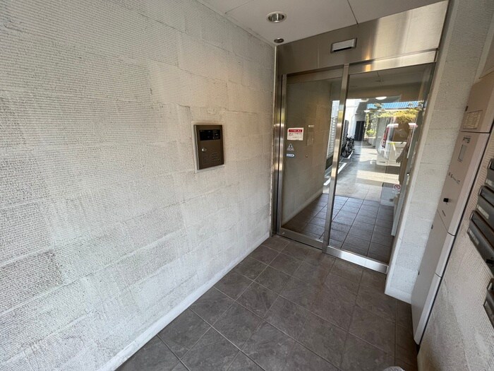 物件外観写真3　(エントランス部分)