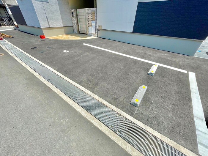 物件外観写真4　(駐車場)