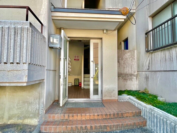物件外観写真3　(エントランス部分)