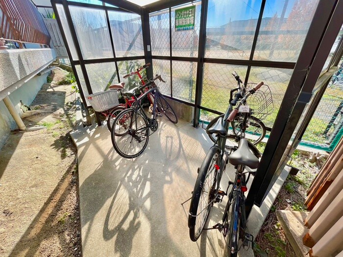 物件外観写真4　(駐輪場)