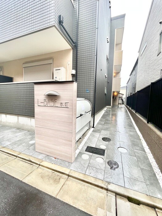 物件外観写真5　(エントランス部分)