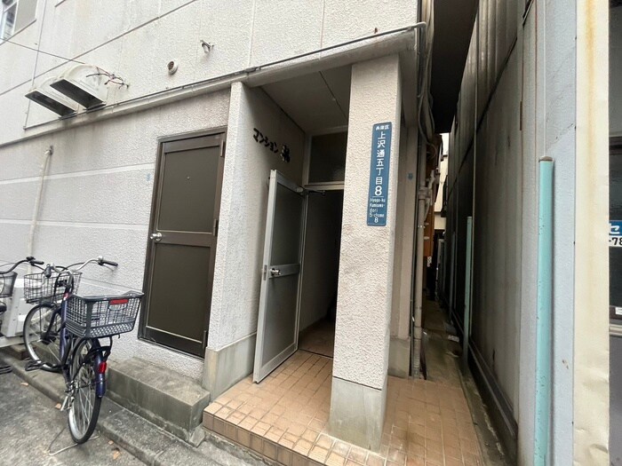 物件外観写真2　(エントランス部分)