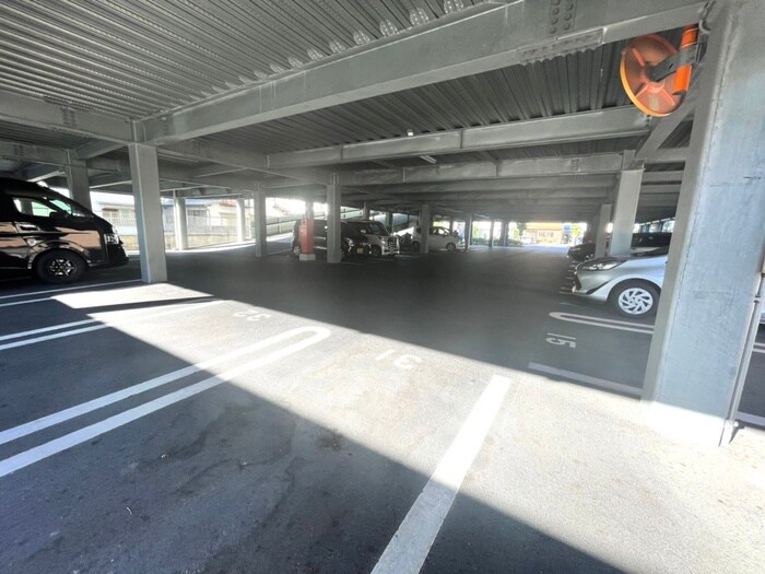 物件外観写真4　(駐車場)