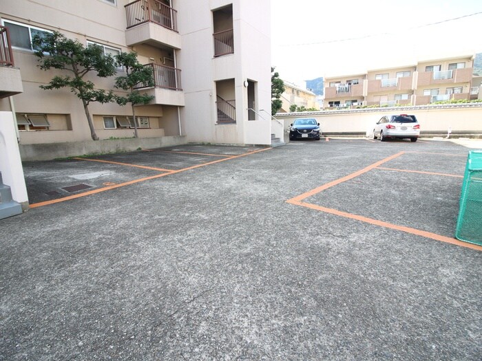 物件外観写真6　(駐車場)