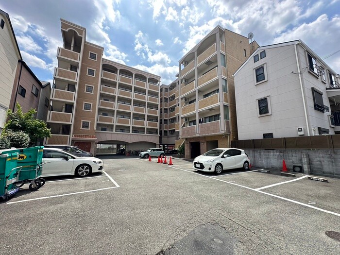 物件外観写真3　(駐車場)