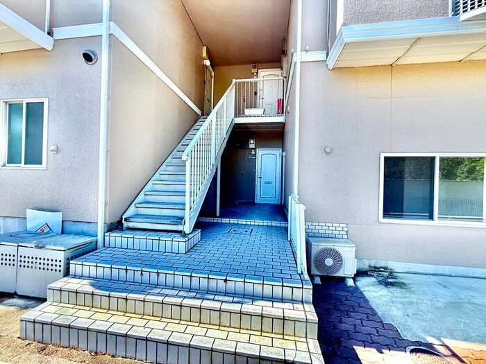 物件外観写真5　(エントランス部分)