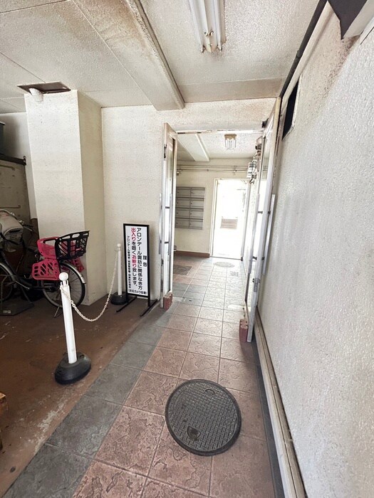 物件外観写真3　(エントランス部分)