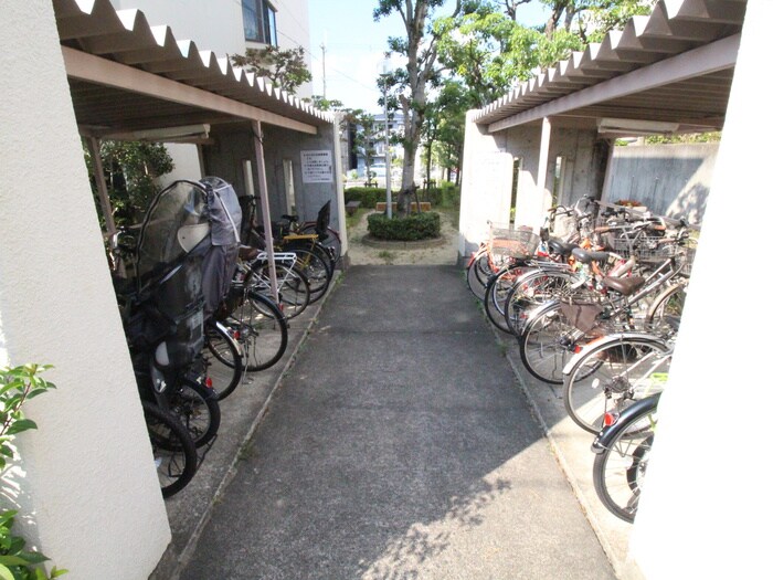物件外観写真5　(駐輪場)