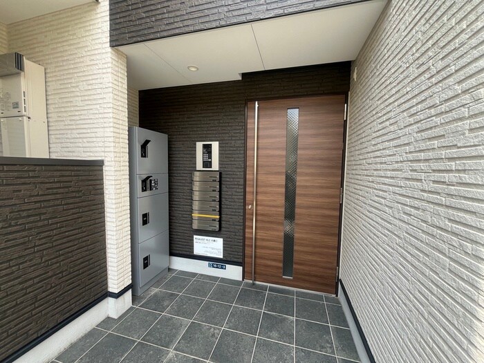 物件外観写真3　(エントランス部分)