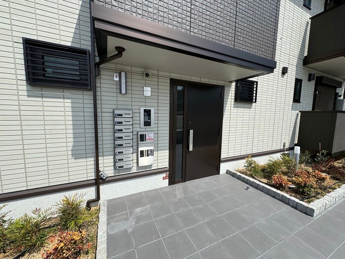 物件外観写真3　(エントランス部分)
